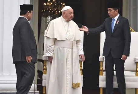 Paus Fransiskus Audiensi Dengan Jokowi di Istana, Prabowo Dapat Salam Hangat